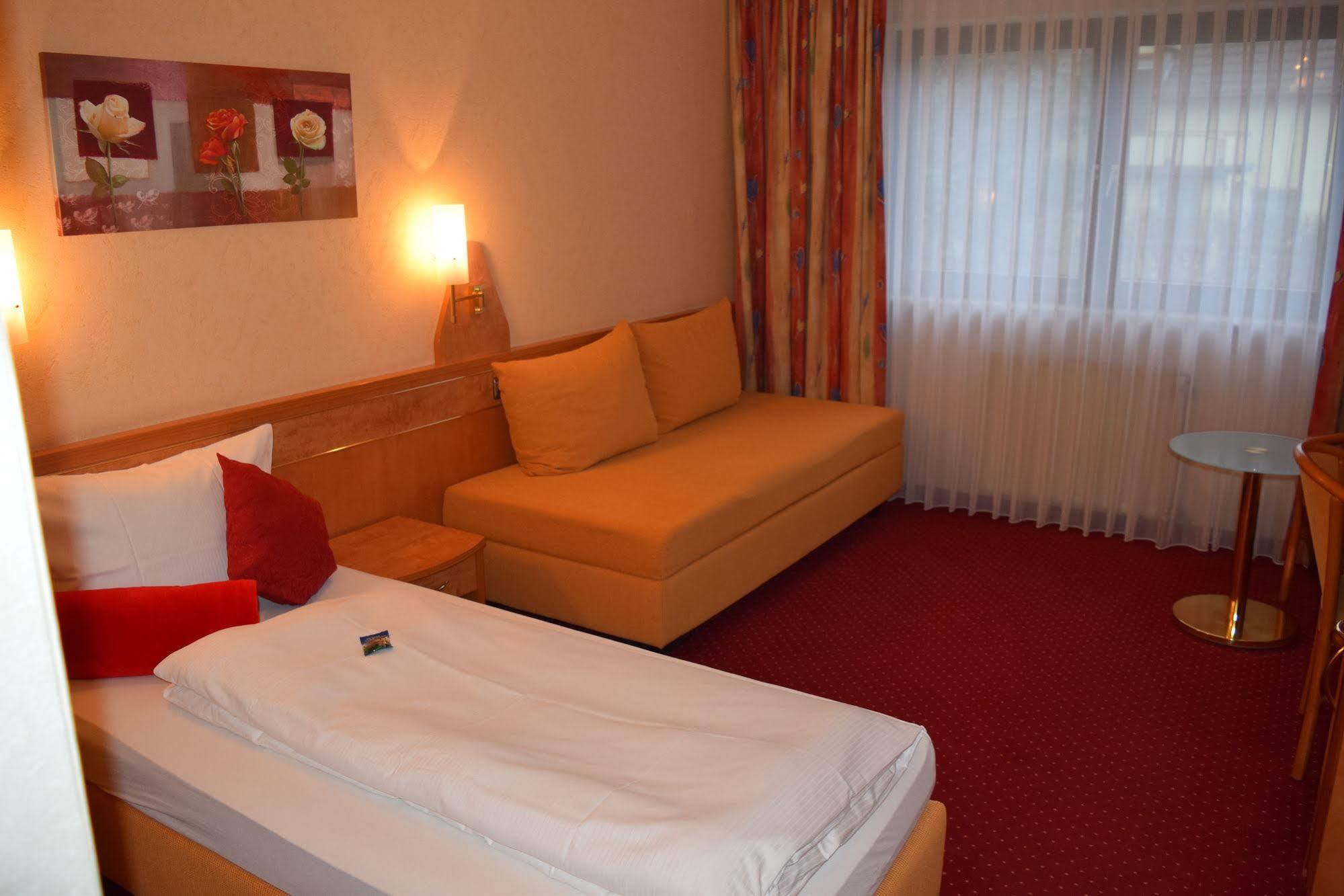Zum Rosengarten Hotel 2*